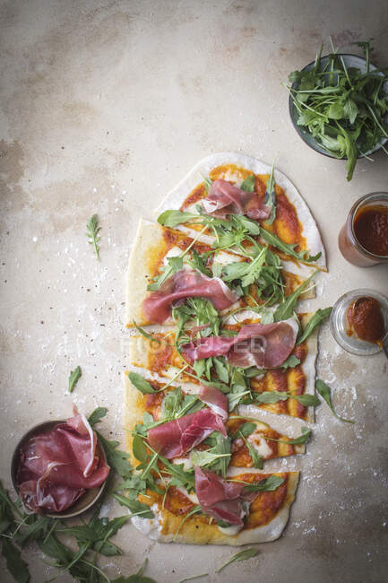 Hausgemachte Pizza mit Schinken und Ruccola — Stockfoto