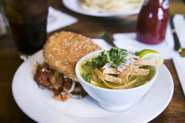 Мексиканский тортильский суп в миске — стоковое фото