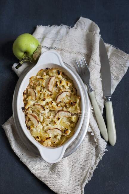 Pasta bake with apple slices — Stock Photo