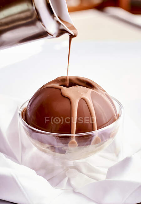 Schokoladendessert mit Karamellcreme, die aus der Kanne tropft — Stockfoto