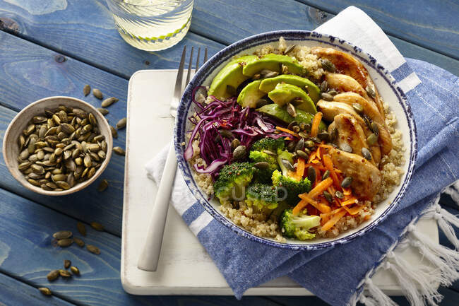 Un bol de Bouddha avec de l'ail et du miel poulet, légumes et quinoa — Photo de stock