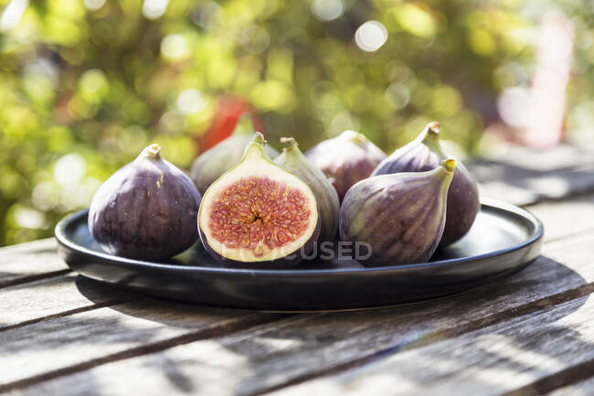 Assiette de figues sur une table de jardin — Photo de stock