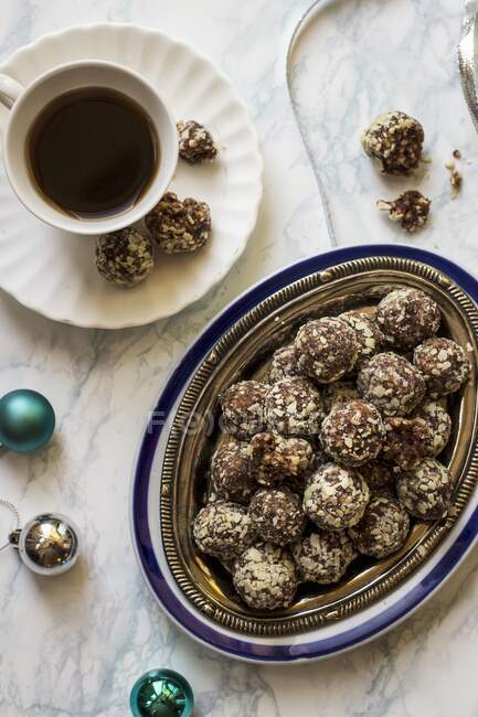Dates et truffes aux amandes, sans sucre, tasse de café, décorations de Noël — Photo de stock