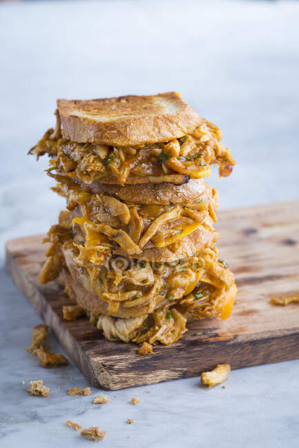 Sandwiches de pollo y queso a la parrilla con salsa de búfalo - foto de stock