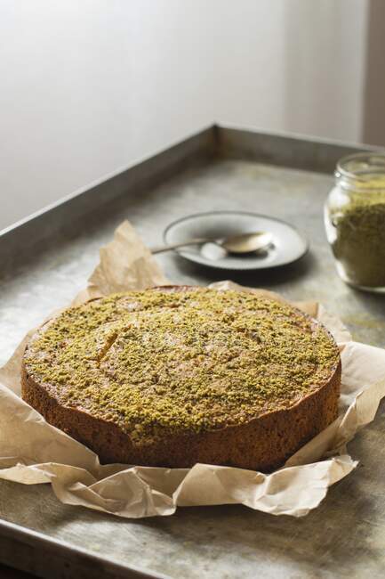 Gâteau aux pistaches sur papier cuisson — Photo de stock