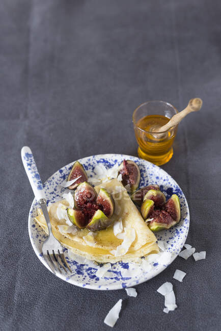 Crepes with coconut chips and figs — Stock Photo