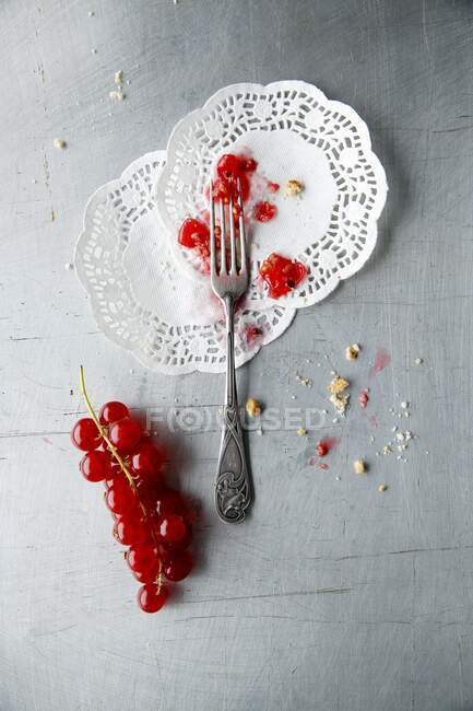 Crushed cranberries on two paper doilies — Stock Photo