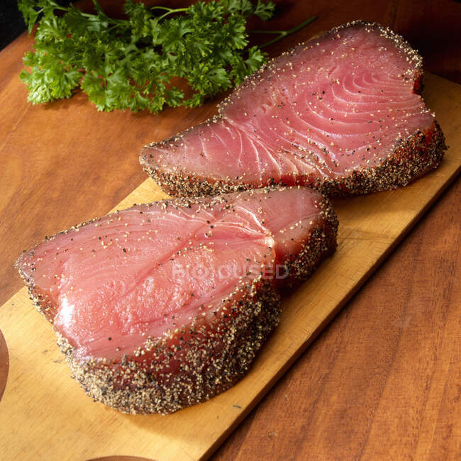 Two tuna steaks with black pepper coating — Stock Photo