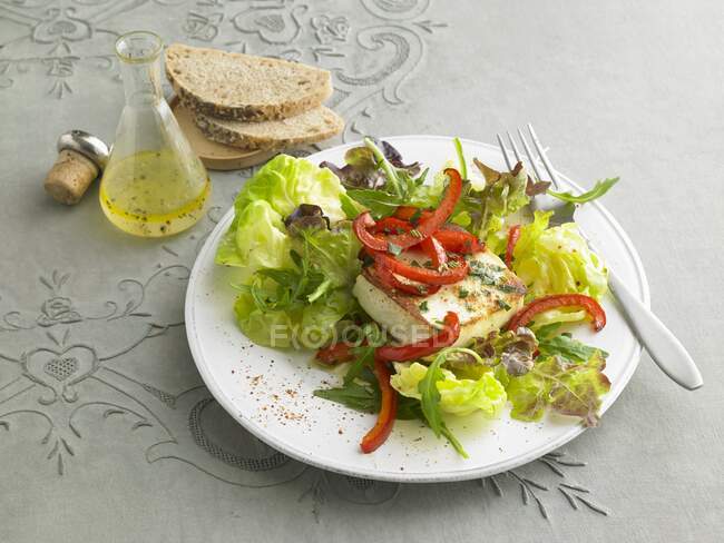 Листя салату з запеченою фетою та перцем — стокове фото