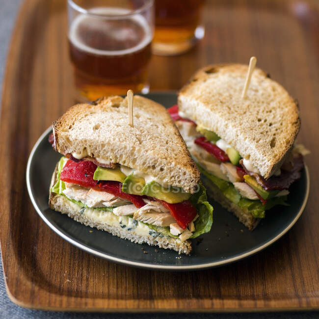 Chicken, bacon and Roquefort cheese sandwiches with beer — Stock Photo