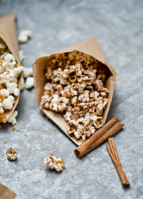 Popcorn avec vue rapprochée sur la cannelle — Photo de stock