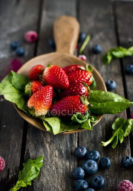 Erdbeeren, Spinat, Himbeeren und Blaubeeren — Stockfoto