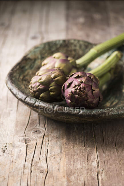 Artichokes in a wooden bowl — Stock Photo