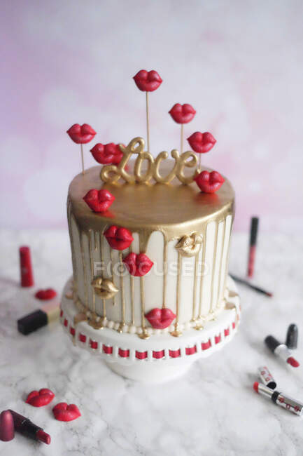 Donauwellen (German marble cake) dripping cake for Valentine's Day — Stock Photo
