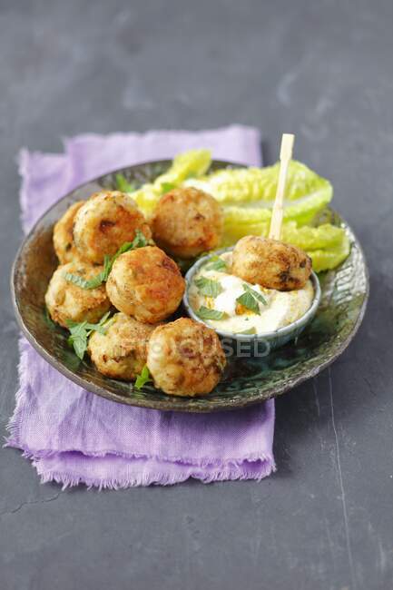 Chicken meatballs with curry dip — Stock Photo