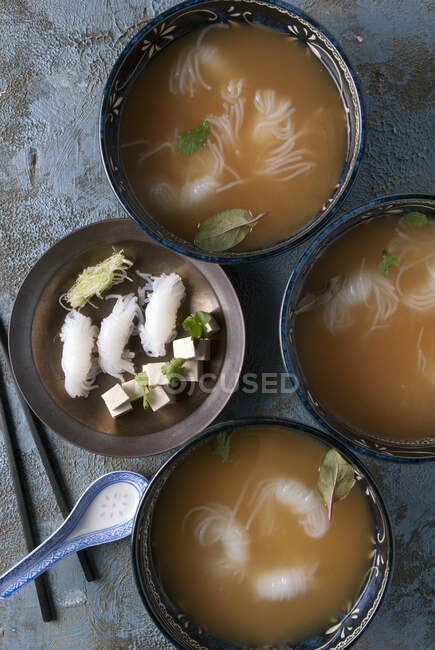 Tigelas de sopa miso com macarrão e tofu — Fotografia de Stock