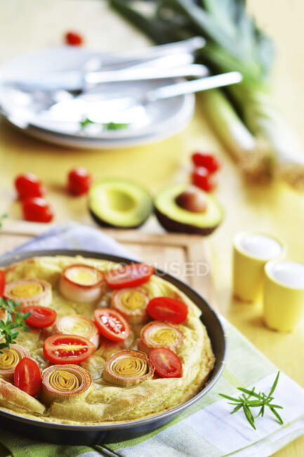 Avocado tarte with leek and fresh tomatoes — Stock Photo