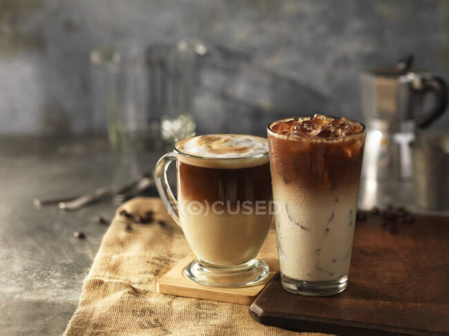 Deux boissons au café dans des tasses en verre — Photo de stock