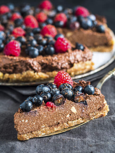 Raw vegan gluten-free chocolate tart with berries — Stock Photo