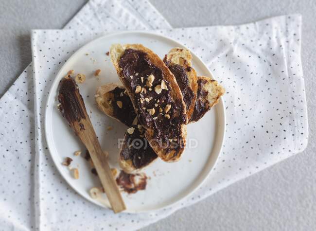 Pane tostato con nutella e noci tritate — Foto stock