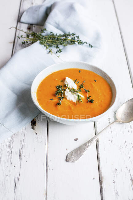 Tomato soup with sour cream and thyme — Stock Photo