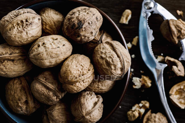 Орехи в миске рядом с Щелкунчиком — стоковое фото