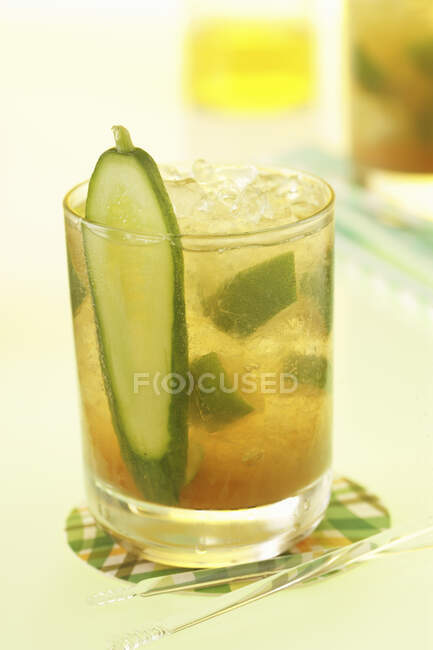 Apple Moscow Mule with cucumber and crushed ice in glass — Stock Photo