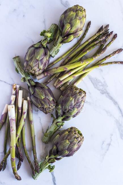 Artichokes and green asparagus — Stock Photo
