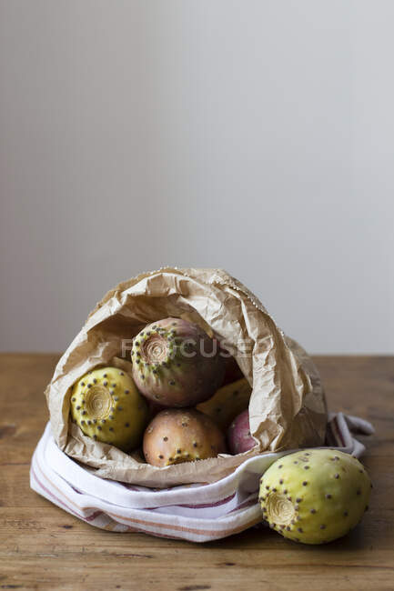 Peras espinosas en una bolsa de papel - foto de stock