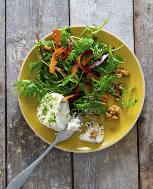 Ракетний і морквяний салат з козячим сиром — стокове фото