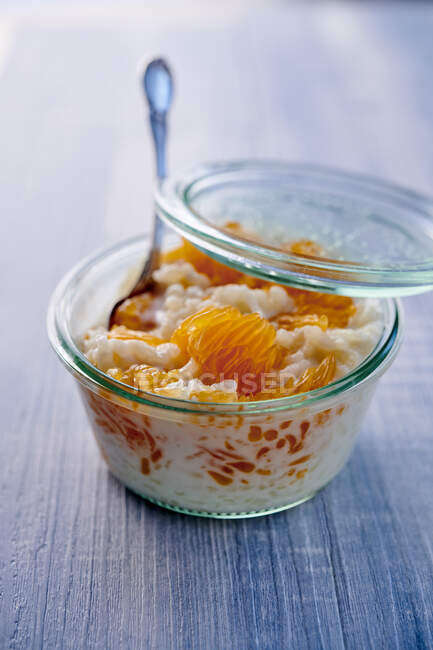 Budino di riso con mandarini in un bicchiere — Foto stock