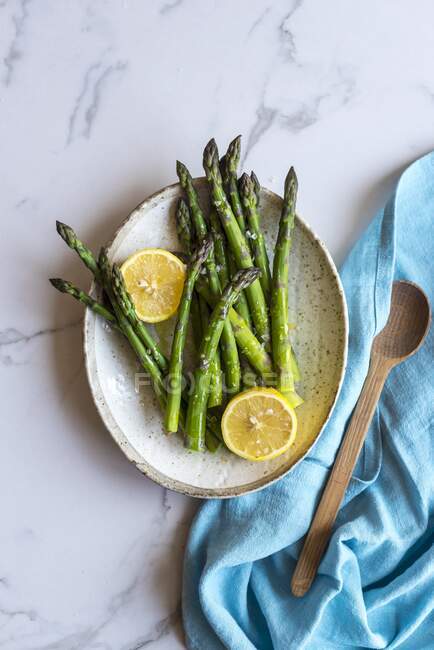 Asparagi verdi con sale e limone — Foto stock