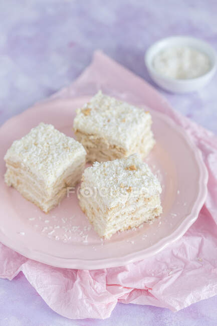 No-bake layer cake with grated coconut — Stock Photo