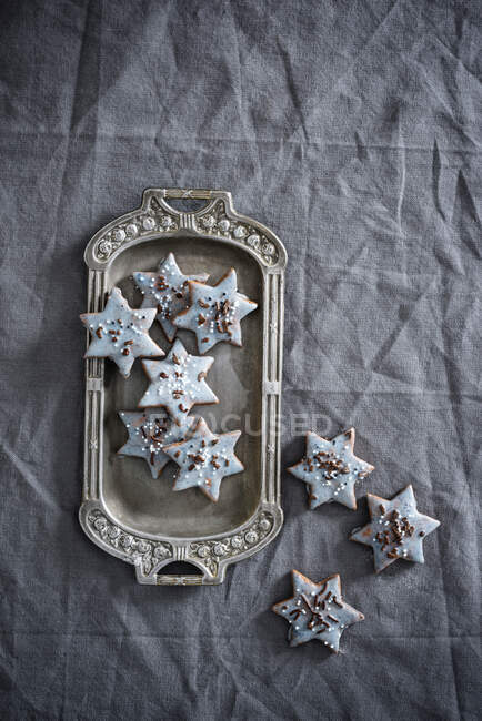 Веганское печенье в форме звезды с бледно-голубой глазурью и сахарным жемчугом — стоковое фото