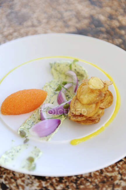 Caviar with potato crisps and red onions — Stock Photo