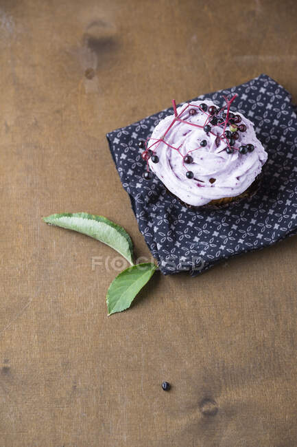 Ein Cupcake mit Holunderzuckerguss — Stockfoto