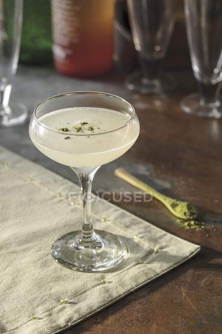 Cocktail vodka al sesamo e zenzero, guarnito con polvere di matcha — Foto stock