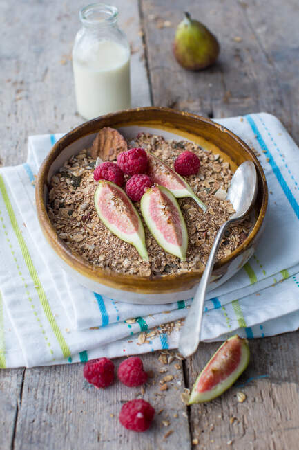 Granola with fresh figs and raspberries — Stock Photo