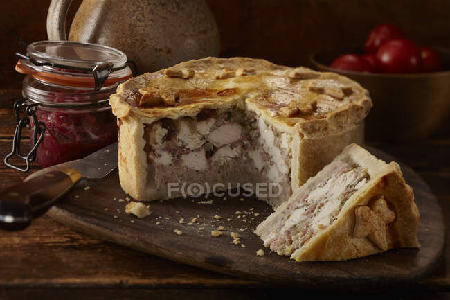 A meat pie with red onion chutney — Stock Photo
