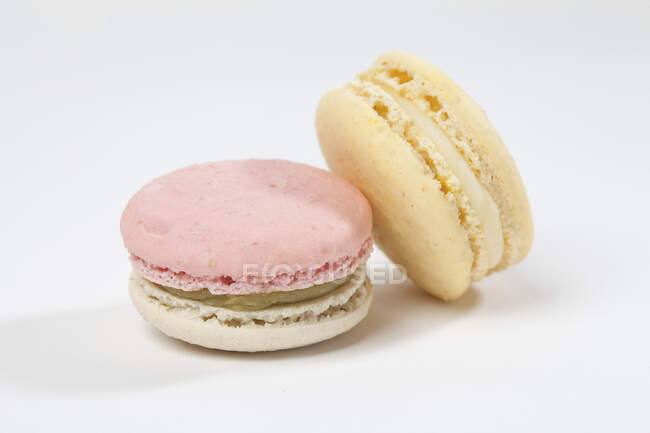 Two macarons against a white background (close up) — Stock Photo