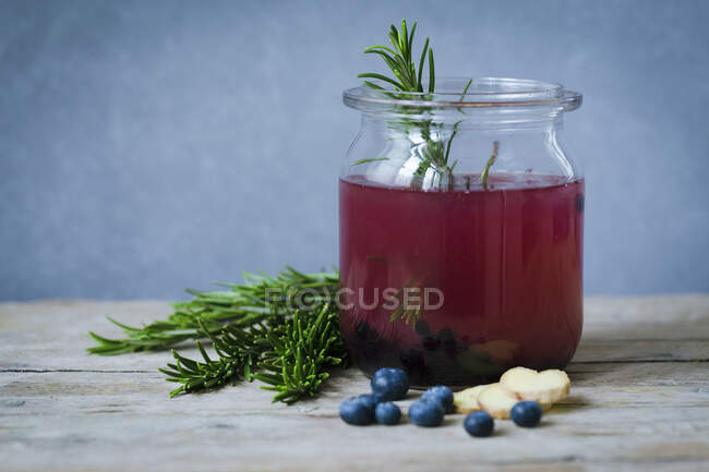 Blueberry and rosemary switchel with ginger — Stock Photo