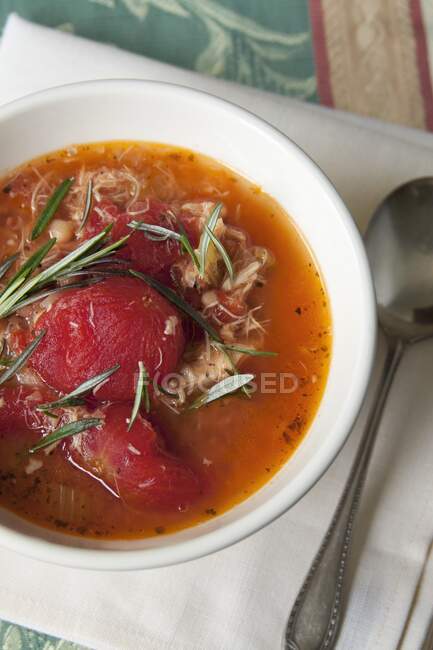 Томатный суп с курицей и розмарином — стоковое фото