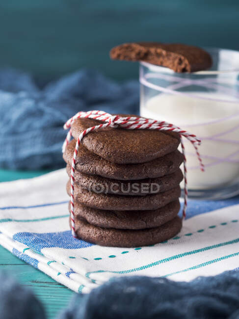 Стек домашнього шоколадного печива з червоним шпателем на зеленому фоні — стокове фото