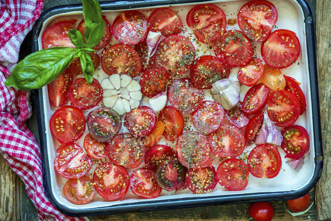 Tomates dans une boîte avant de rôtir — Photo de stock