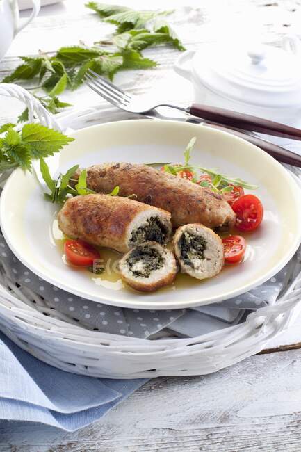 Chicken roulades with nettle stinging nettle filling — Stock Photo