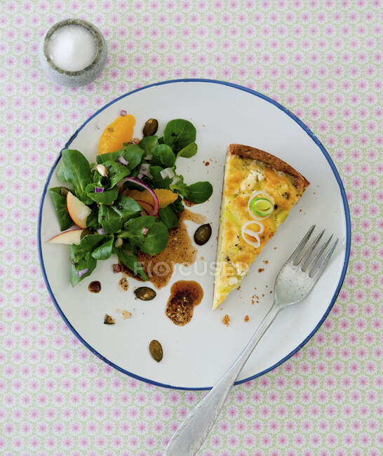 Lauchquiche mit Feldsalat und einer Vinaigrette aus Kürbiskernöl — Stockfoto
