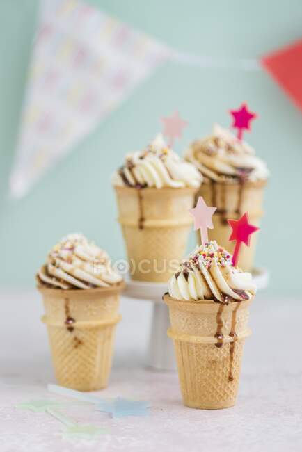 Bolinhos de sorvete com cobertura de baunilha — Fotografia de Stock