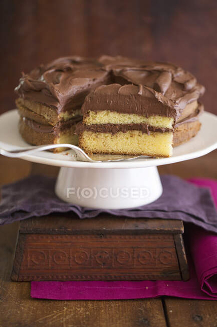 Желтый торт с шоколадной глазурью — стоковое фото