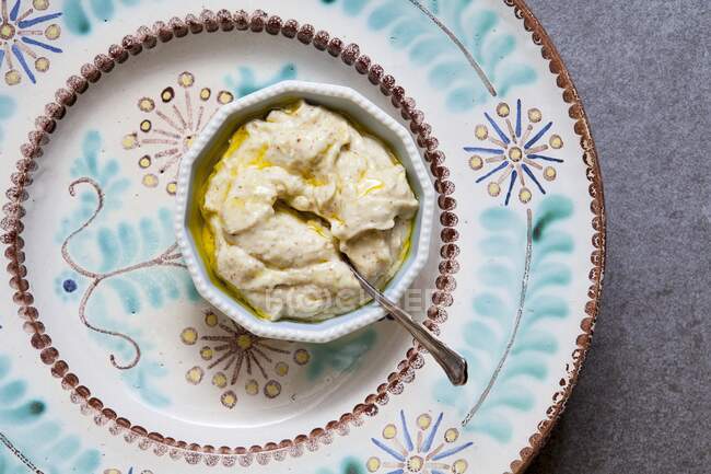 Tuffo di mandorle turche con aglio, yogurt e olio d'oliva — Foto stock