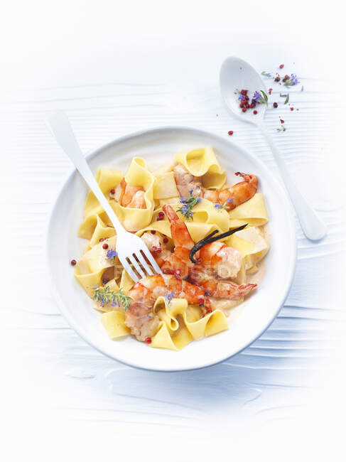 Prawns with pappardelle pasta and dry herbs — Stock Photo